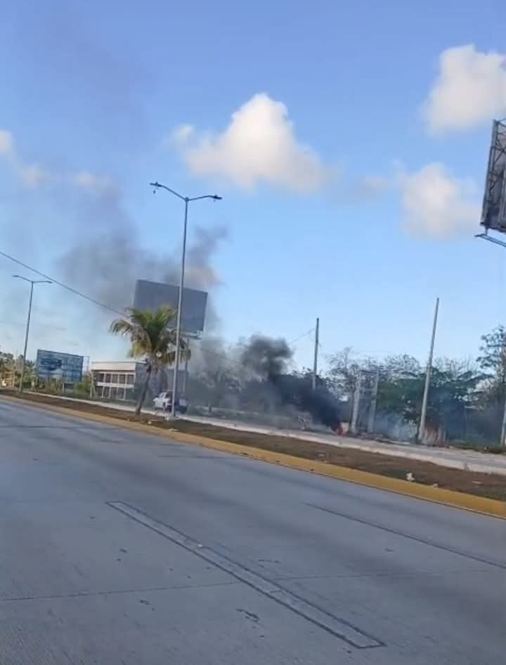 Camión cables incendio bulevar Colosio Cancún