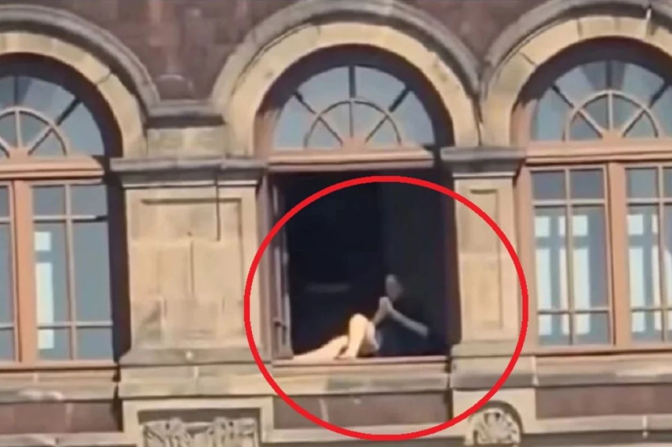 La polémica foto tomando el sol en Palacio Nacional provocó la salida de Florencia Franco de Hacienda tras viralizarse las imágenes.