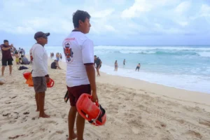 Guardavidas agrede brutalmente a un turista en playa de Cancún