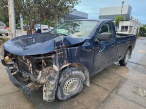 Choca conductor contra poste en el bulevar Colosio en Cancún