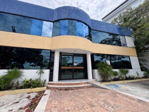 Silencio total en oficinas de Magnicharters en Cancún tras suspensión de vuelos