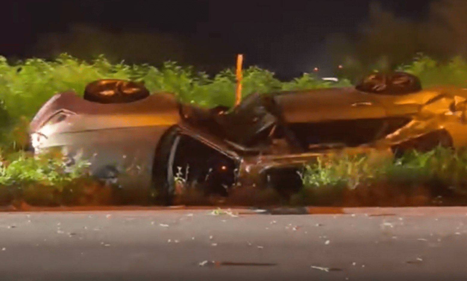 Vuelcan jóvenes en la vía Mérida-Progreso y destrozan auto de lujo