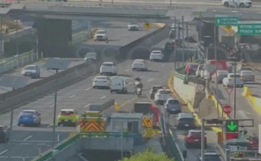 ¡De película! Ladrones protagonizan persecución en sentido contrario en el periférico de la Ciudad de México