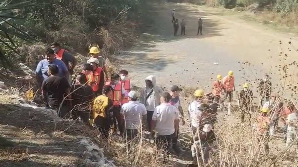 Policías y vecinos se enfrentan por campo de futbol en Naucalpan