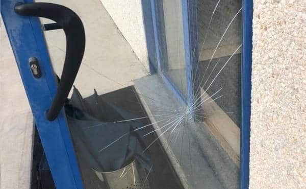 Muere niño en Nuevo León al chocar contra una puerta de cristal