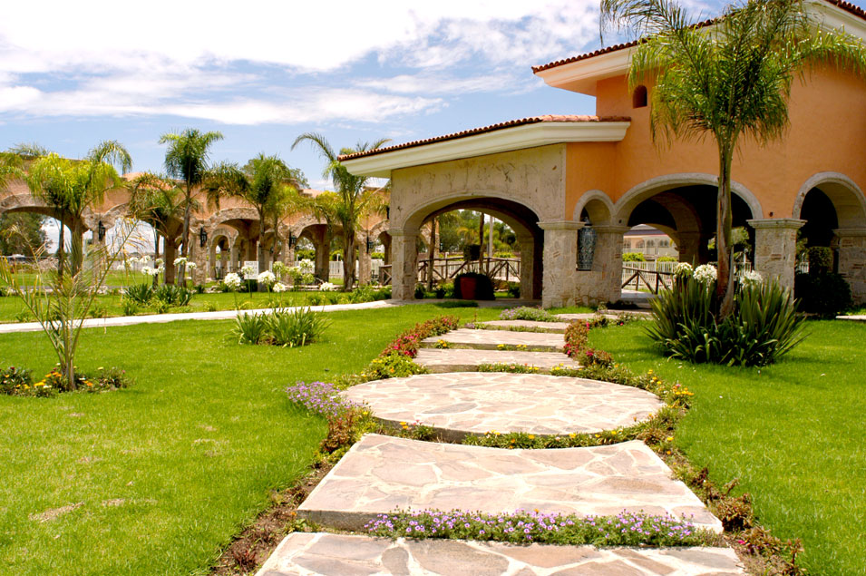 Tumba de "El Mencho" se ha convertido en un atractivo turístico en Jalisco