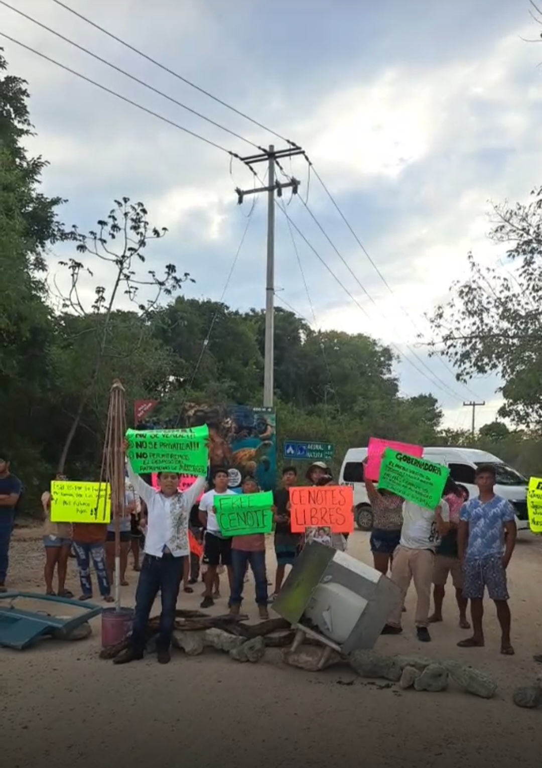 Bloqueo en Akumal por disputa de cenotes y detención de comunero genera exigencia de diálogo con autoridades