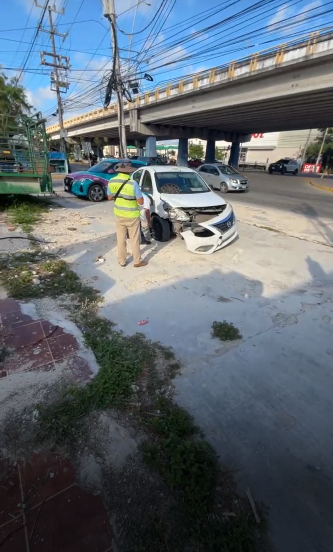 Chocan taxi y volquete en el bulevar Playa del Carmen