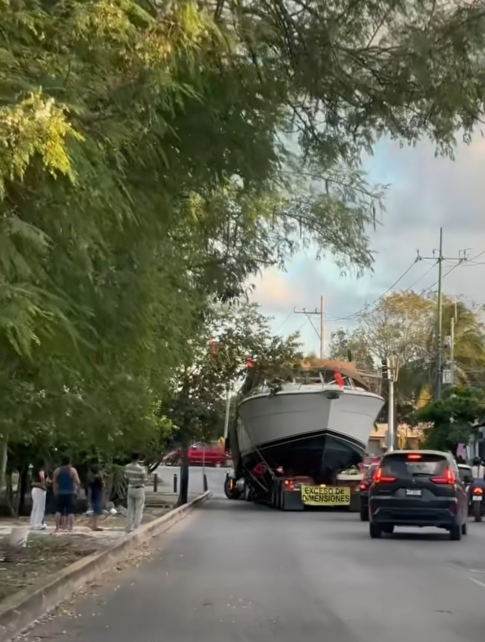 Tráiler con yate daña cables y provoca caos vial en Cancún