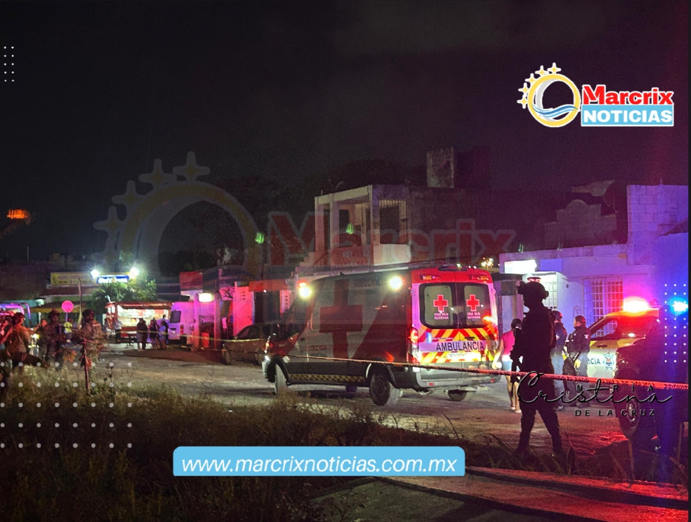 Un hombre fue atacado a balazos y trasladado al Hospital General tras un hecho registrado en la Supermanzana 201. CUERPO DE LA NOTA Cancún, Quintana Roo.— Un lesionado con arma de fuego en Cancún fue reportado en la Supermanzana 201, lo que generó movilización de cuerpos de seguridad y emergencia en la zona. De acuerdo con los primeros reportes, el hecho ocurrió sobre la avenida Lora Vicario, donde un hombre identificado como Juan Estela Chablé resultó herido por disparos. Ataque ocurrió en establecimiento de la zona Según la información disponible, el lesionado se encontraba en un establecimiento tipo bar cuando se registró la agresión. Tras el ataque, los presuntos responsables huyeron a bordo de una motocicleta con dirección hacia la colonia irregular conocida como Las Junglas, ubicada en las inmediaciones. Lesionado fue trasladado con custodia Paramédicos de la Cruz Roja brindaron atención al herido y posteriormente lo trasladaron al Hospital General para su valoración médica. Durante el traslado, el lesionado fue acompañado por elementos de seguridad, incluyendo personal del grupo FRING, quienes mantuvieron custodia. Operativo tras la agresión Elementos policiacos desplegaron un operativo en la zona para ubicar a los responsables, quienes presuntamente se dirigieron hacia una colonia aledaña tras el ataque. Hasta el momento no se ha informado sobre personas detenidas, mientras continúan las diligencias correspondientes por parte de las autoridades.