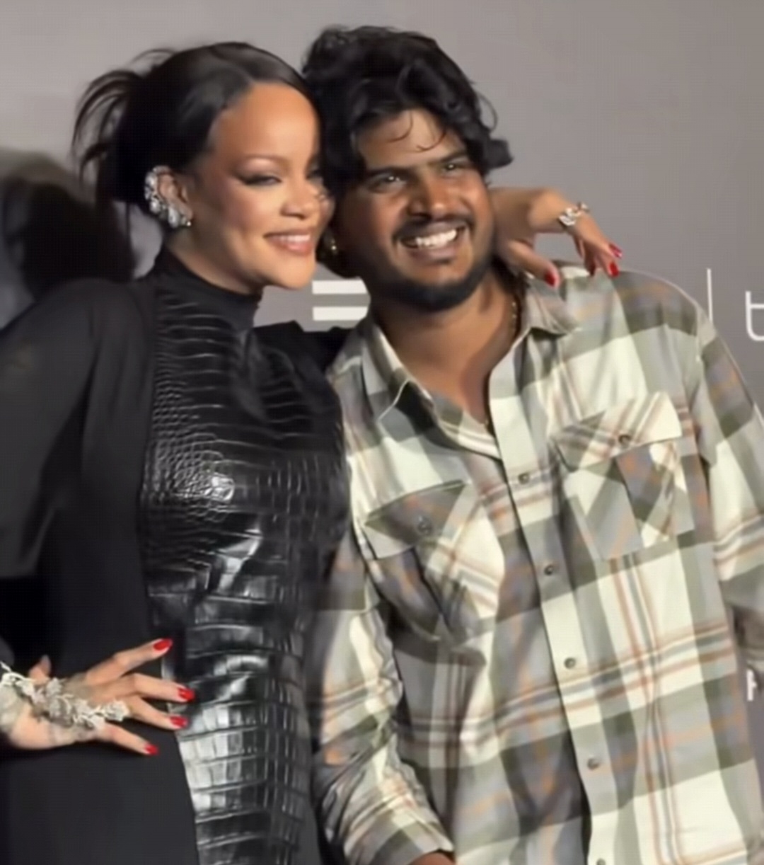Rihanna conquista Mumbai tras fotografiarse con un paparazzi
