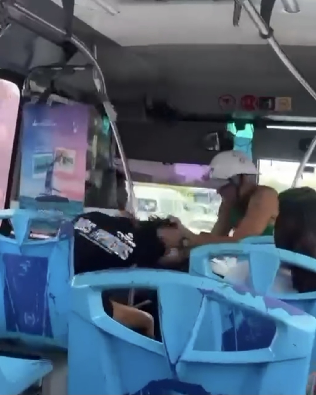 Detienen y golpean a un hombre por agredir a su pareja en el transporte público de Cancún