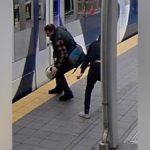 Graban a hombre intentando empujar dos veces a un extraño a las vías del tren en Seattle