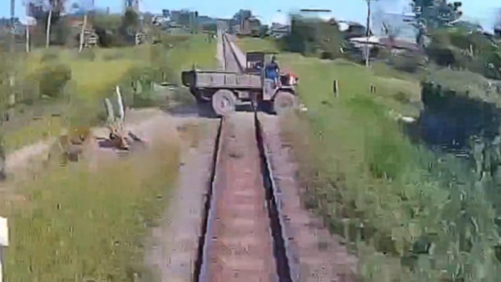 Tren arrolla vehículo con dos niños en Vietnam, uno pierde la vida