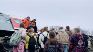 Descarrilamiento de tren en Rusia deja heridos