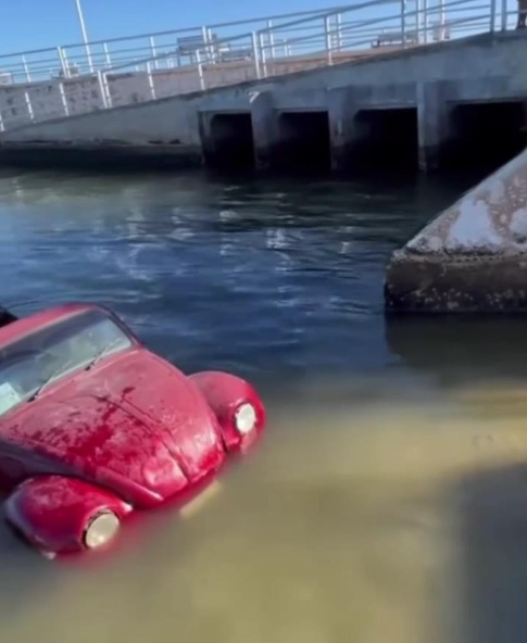 Vocho cae a la Bahía de Campeche y el rescate se vuelve viral