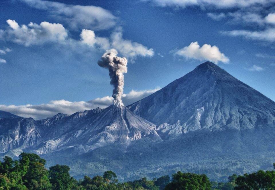 Erupción del volcán Santiaguito en Guatemala pone en peligro a turistas en la cima