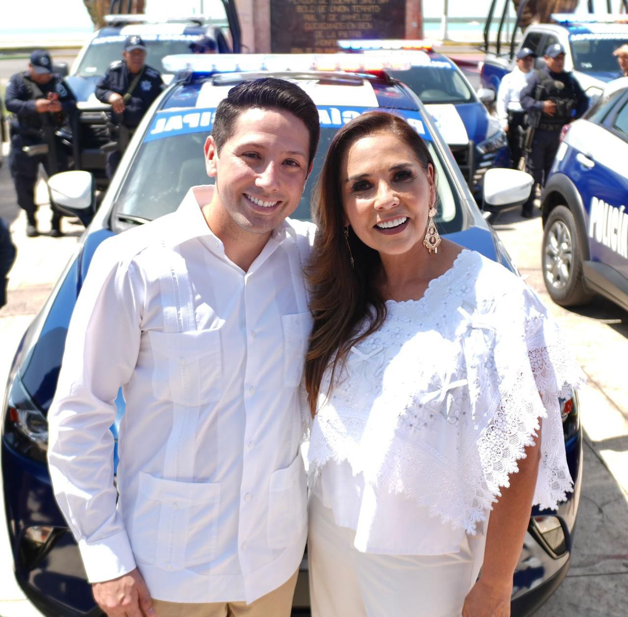 Renán acompaña a Mara en entrega de patrullas y reconocimiento a mujeres en Chetumal