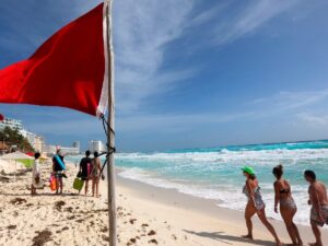 Protección Civil pide respetar banderas en playas de Cancún