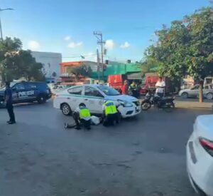 Accidente en avenida Juárez deja a mujer lesionada tras choque entre taxi y motocicleta