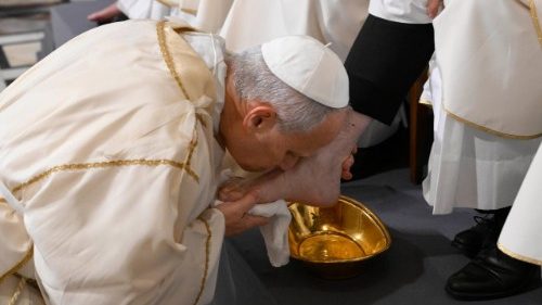 Papa León XIV retoma el tradicional lavado de pies a sacerdotes en Roma