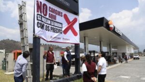 Profeco coloca lonas en gasolinerías que venden más cara la gasolina