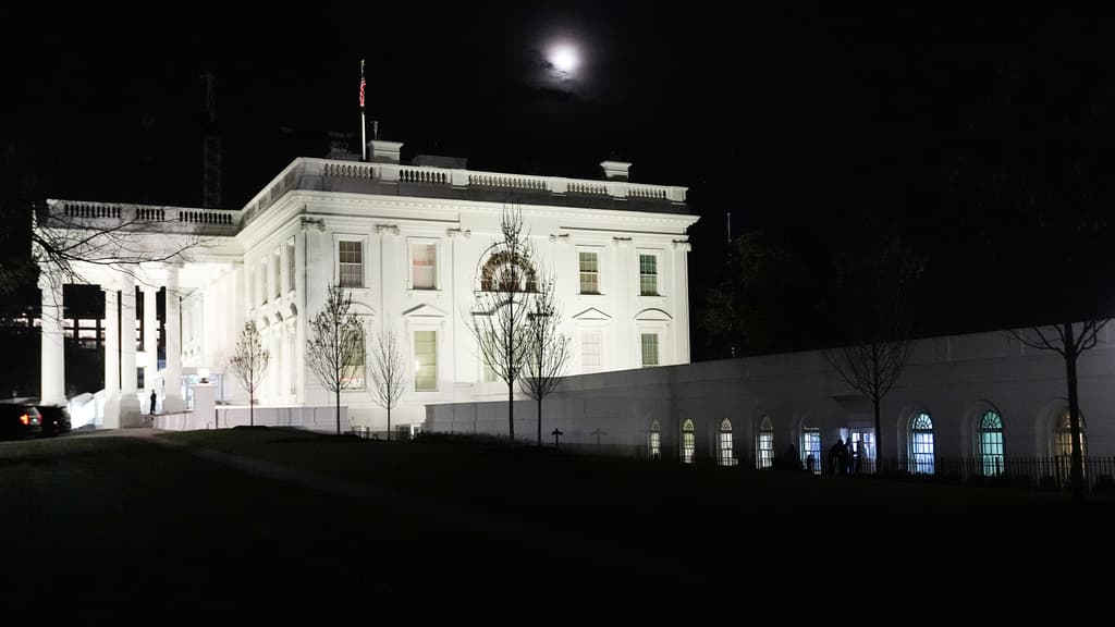 Activan operativo alrededor de la Casa Blanca por disparos