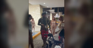 Mujer bajada de ferry por presuntamente robar un brazalete. Foto: Captura de pantalla 