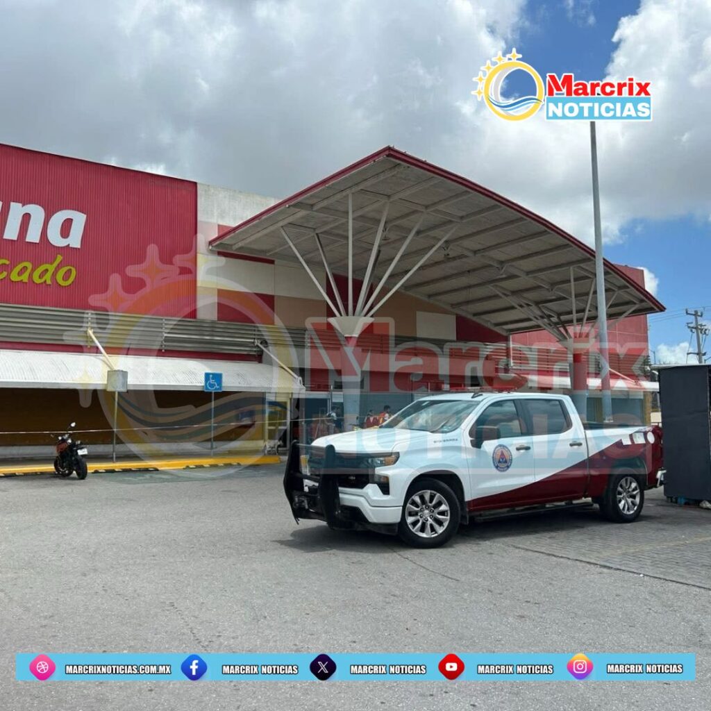 El centro comercial cerró sus puertas este martes para evaluar daños y retirar el agua dejada por los bomberos.