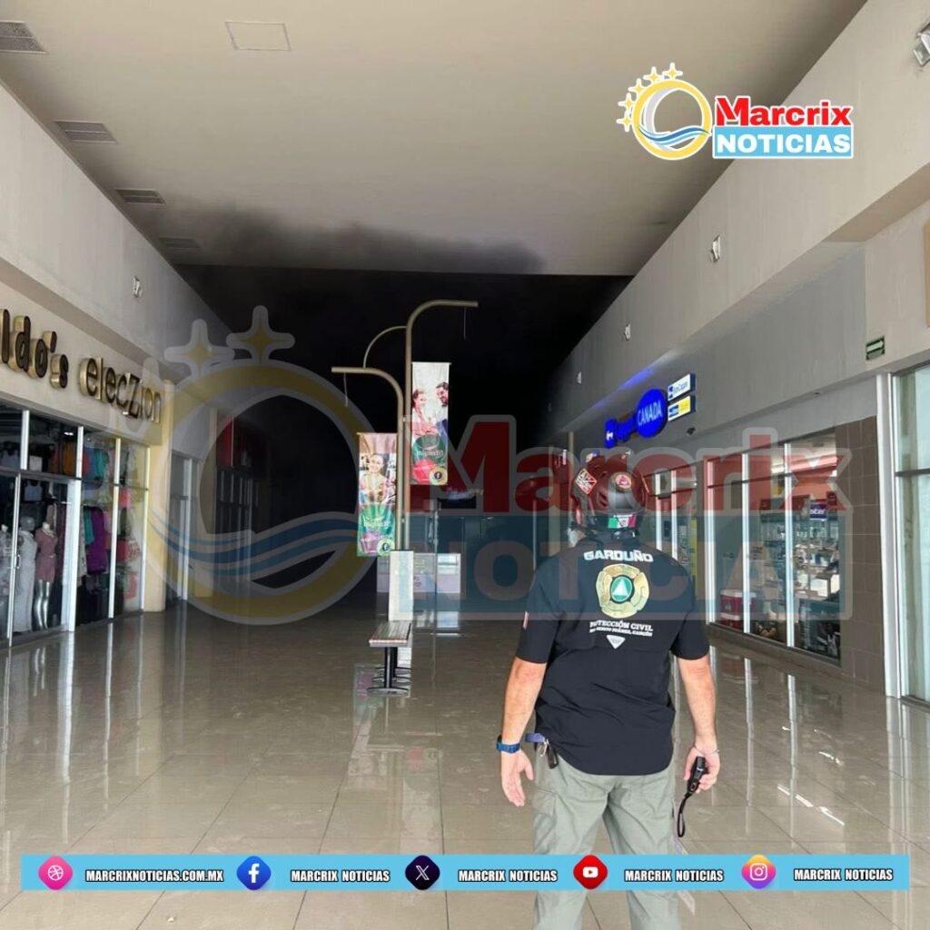 El centro comercial cerró sus puertas este martes para evaluar daños y retirar el agua dejada por los bomberos.
