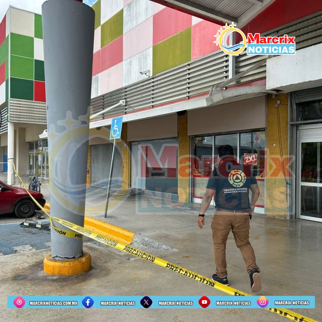 El centro comercial cerró sus puertas este martes para evaluar daños y retirar el agua dejada por los bomberos.