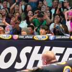 Integrantes de BTS disfrutan una noche de lucha libre mexicana en la Arena México