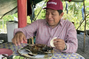 Critican a dirigente de Morena en Tabasco por comer una tortuga en peligro de extinción