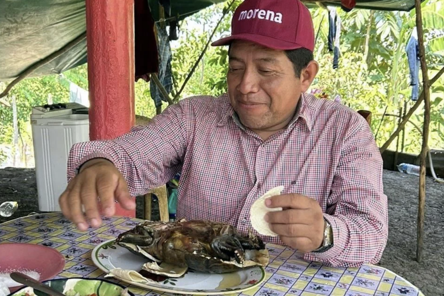 Critican a dirigente de Morena en Tabasco por comer una tortuga en peligro de extinción