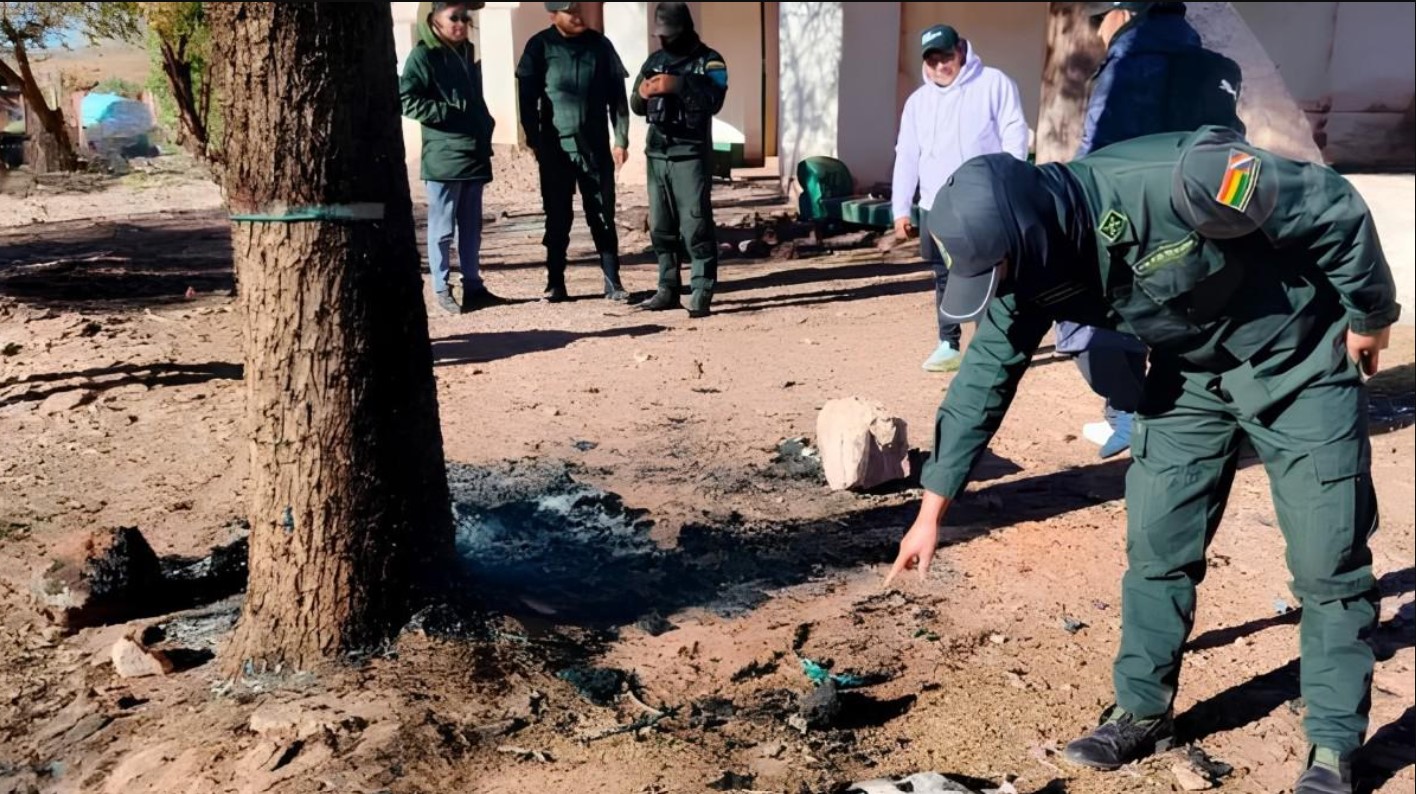 Golpean y queman vivos a tres hombres acusados de robar un auto en Bolivia