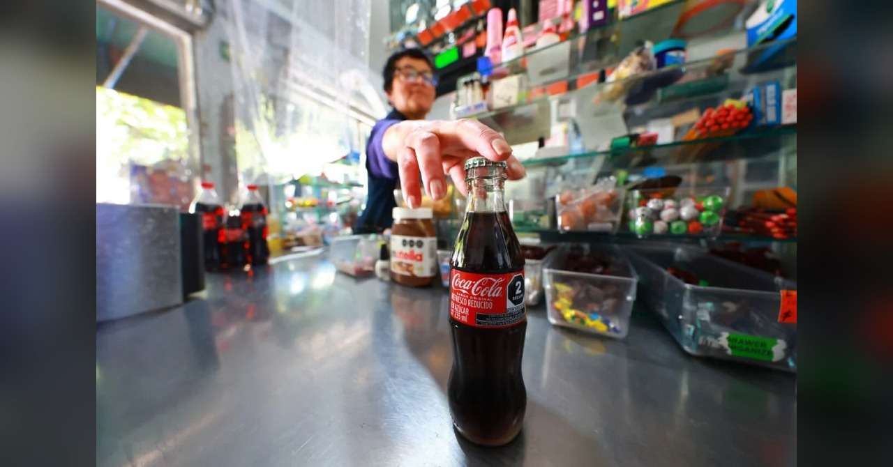 El IEPS a bebidas azucaradas golpea a Coca-Cola FEMSA: volumen cae 2.6% y utilidades bajan 15.5% en México.