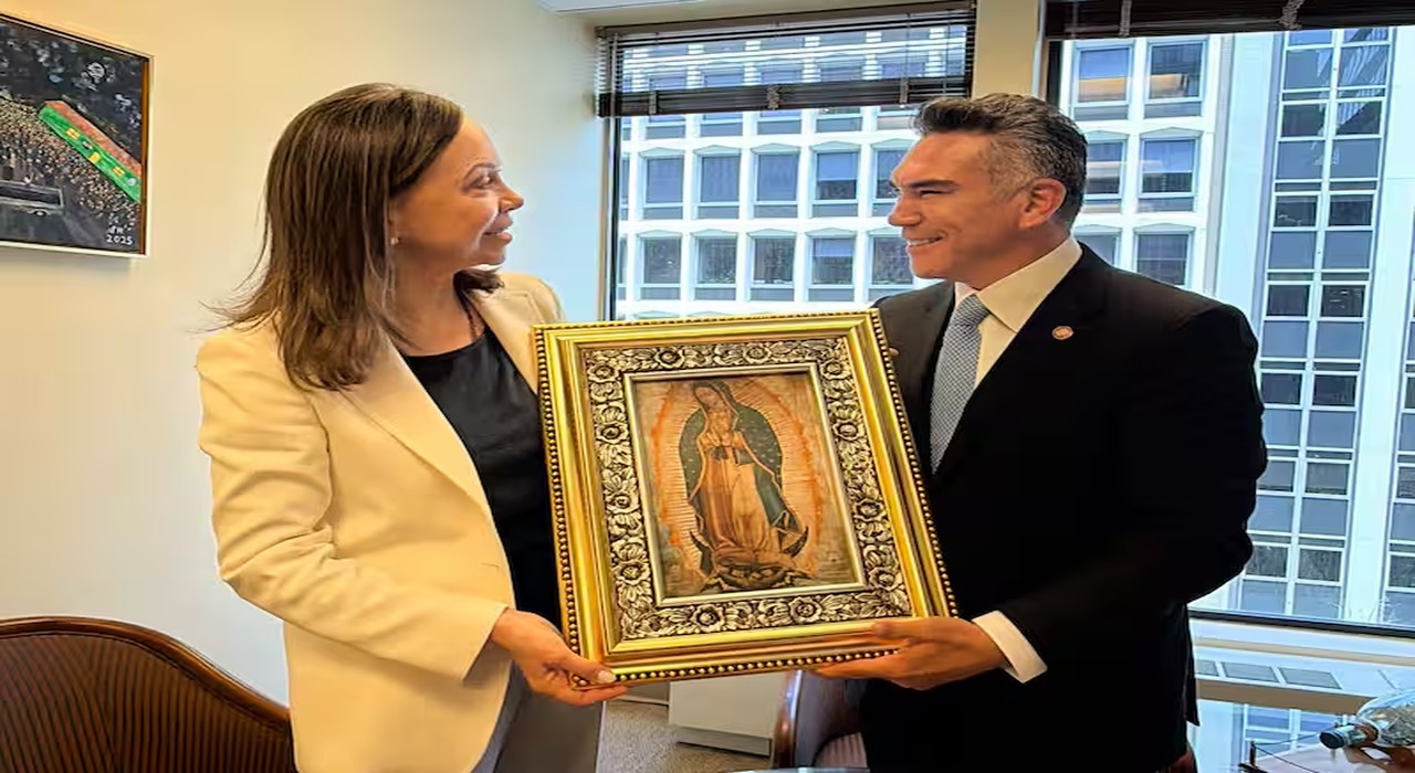 El líder del PRI se reunió con la opositora venezolana y advirtió que México no debe normalizar el autoritarismo.
