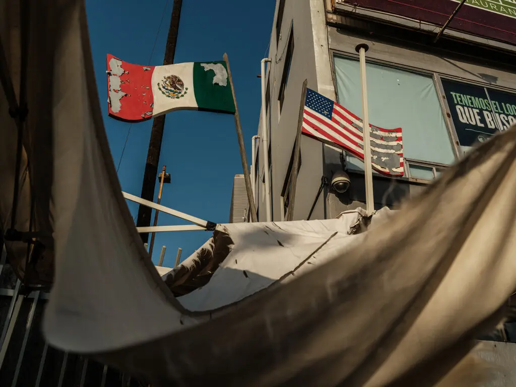 El DOJ instruyó a 93 fiscales federales triplicar acusaciones contra funcionarios mexicanos vinculados a cárteles.
