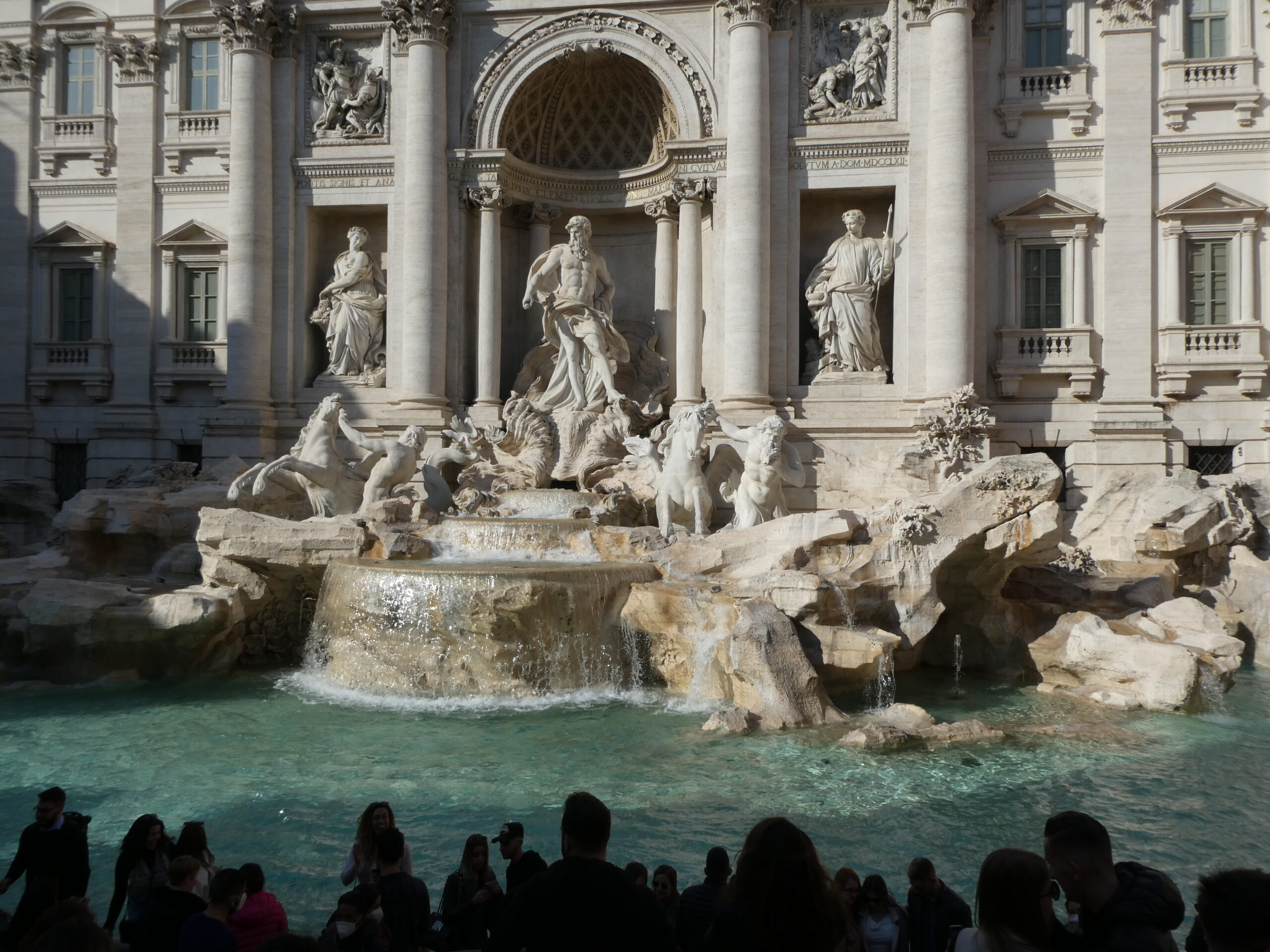 Multan a turista por nadar en la Fontana de Trevi en Roma