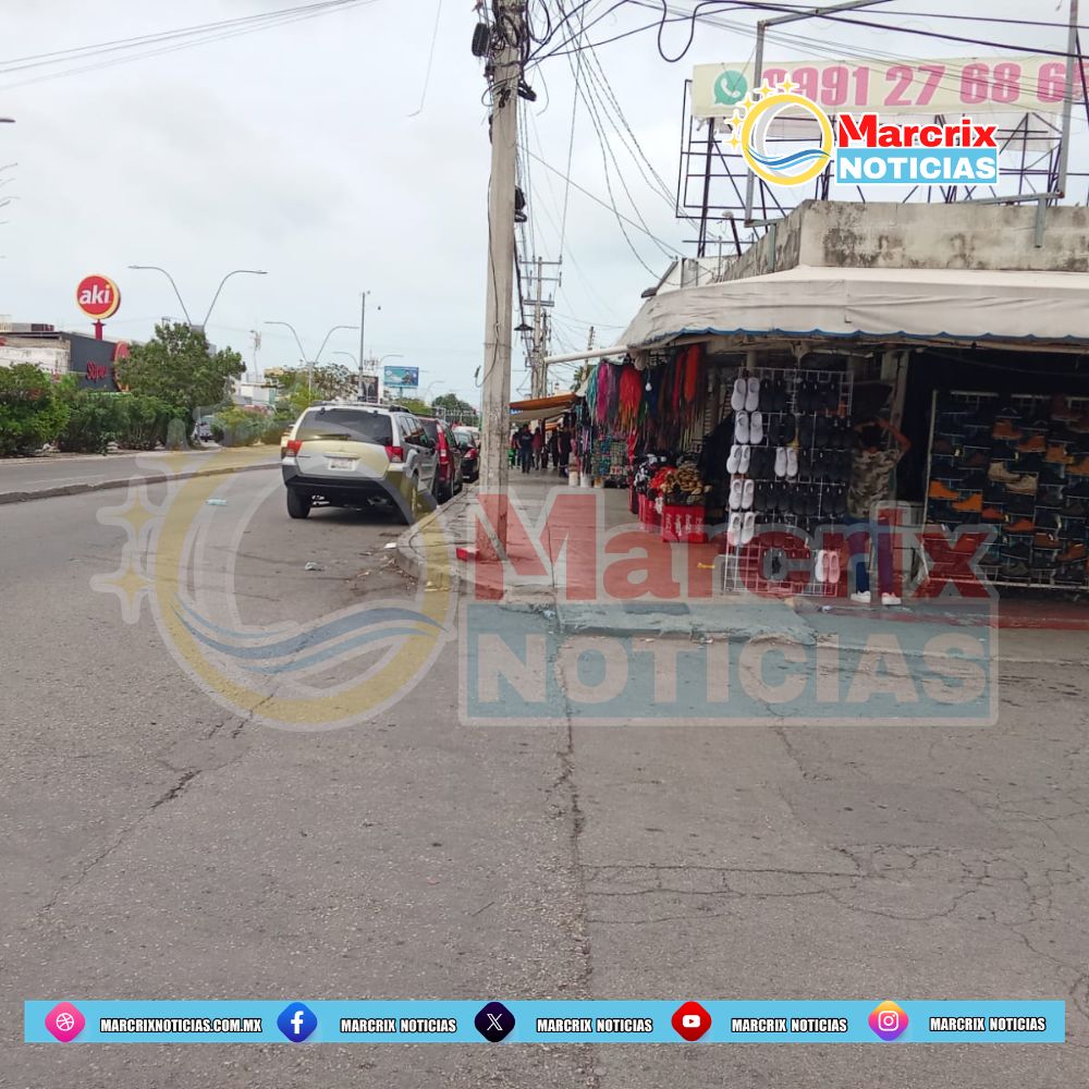 Comerciantes del Parián de Cancún liberaron las banquetas de López Portillo tras unirse al programa municipal de reordenamiento.