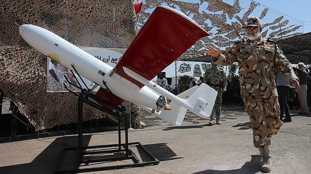 Fuerzas de EE. UU. neutralizaron drones iraníes y golpearon una estación de control en Bandar Abbas.