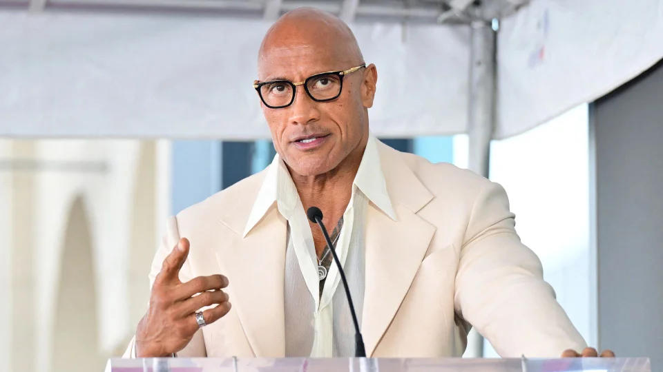 Dwayne Johnson recibe multa en Hollywood tras el homenaje a Emily Blunt