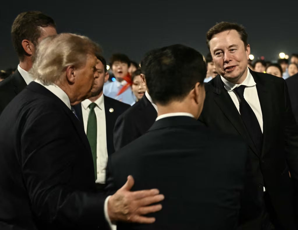 Elon Musk causa sensación en redes sociales tras ser grabado capturando videos como un turista durante su gira por Pekín