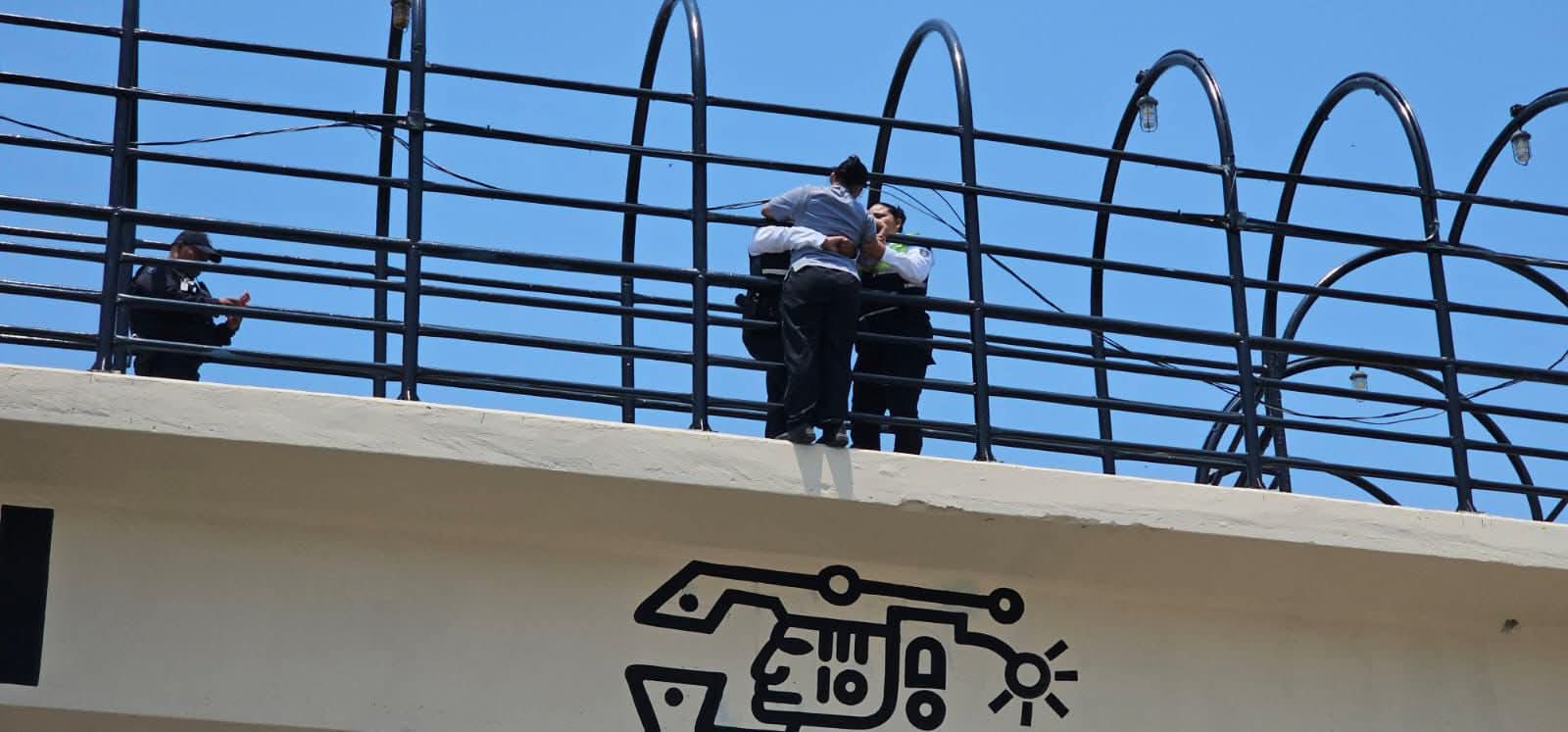 Evitan que joven salte de un puente peatonal en Playa del Carmen