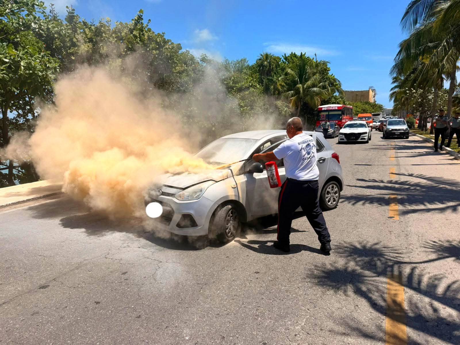 Controlan incendio vehicular sobre el Bulevar Kukulcán de Cancún