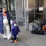 Embarazadas encadenadas y huelgas de hambre sacuden un centro de detención de migrantes en Estados Unidos