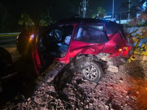 Pierde conductor el control por pavimento mojado y choca contra auto detenido en bulevar Colosio en Cancún