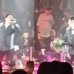 Un ramo de flores impacta el rostro de Julión Álvarez en pleno concierto