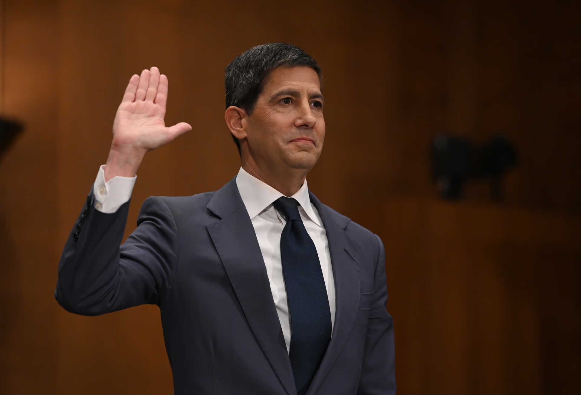 Kevin Warsh toma las riendas de la Fed con la aprobación más ajustada de la historia