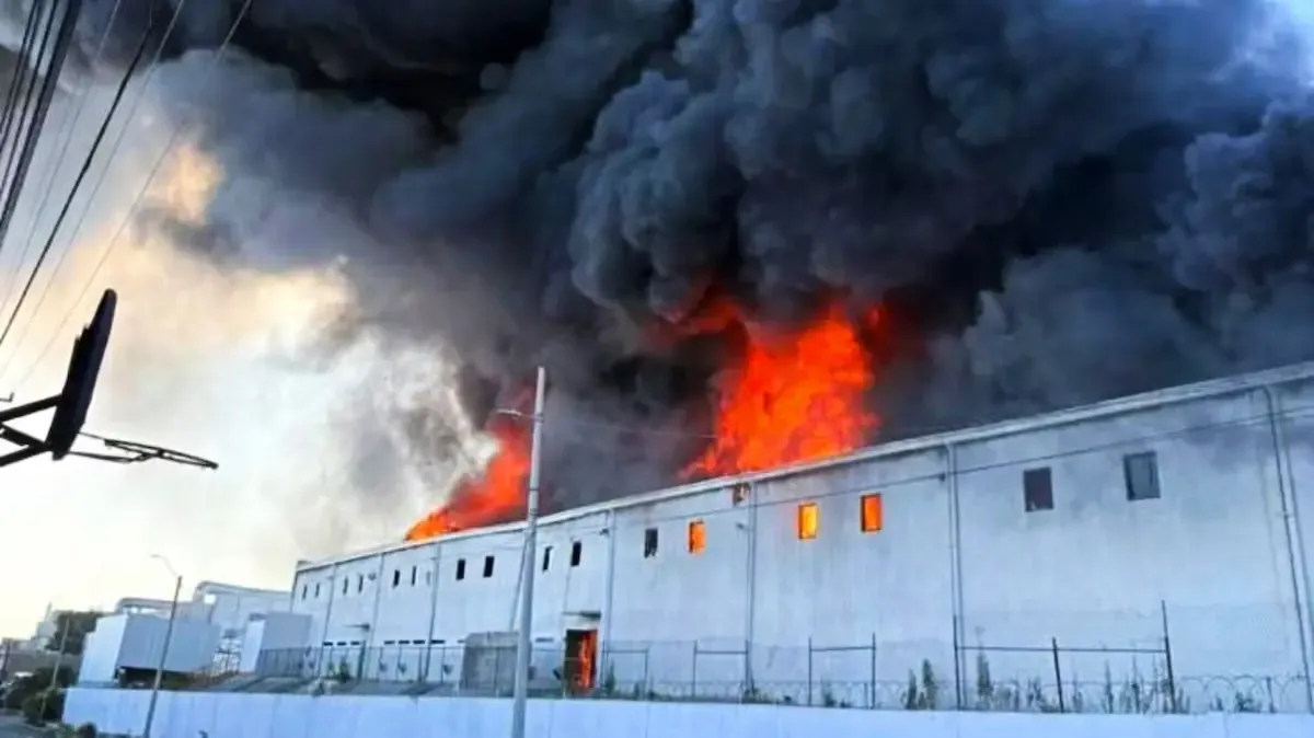 Un siniestro en una planta de plásticos en Ciudad Juárez genera humo visible desde El Paso, Texas.